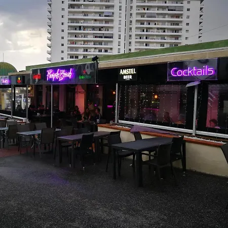 Overlooking The Ocean Apartment *